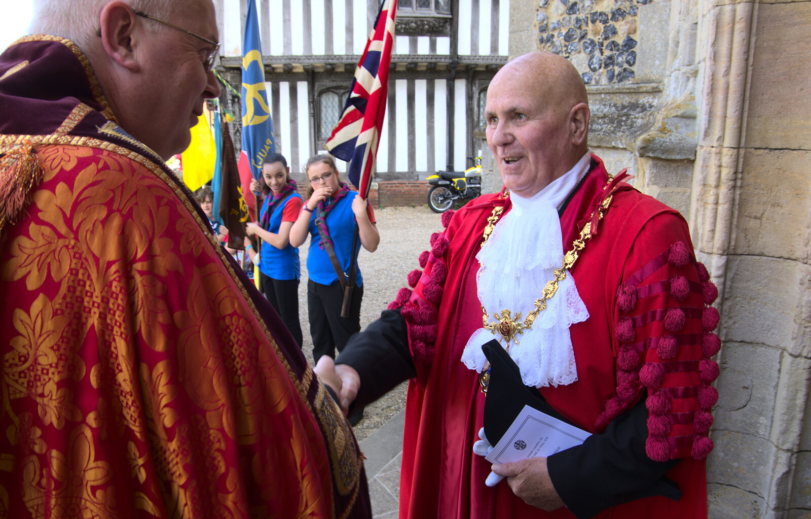 The Bish shakes hands with the mayor from The Mayor Making Parade, Eye, Suffolk - 24th June 2018