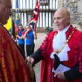 The Bish shakes hands with the mayor, The Mayor Making Parade, Eye, Suffolk - 24th June 2018