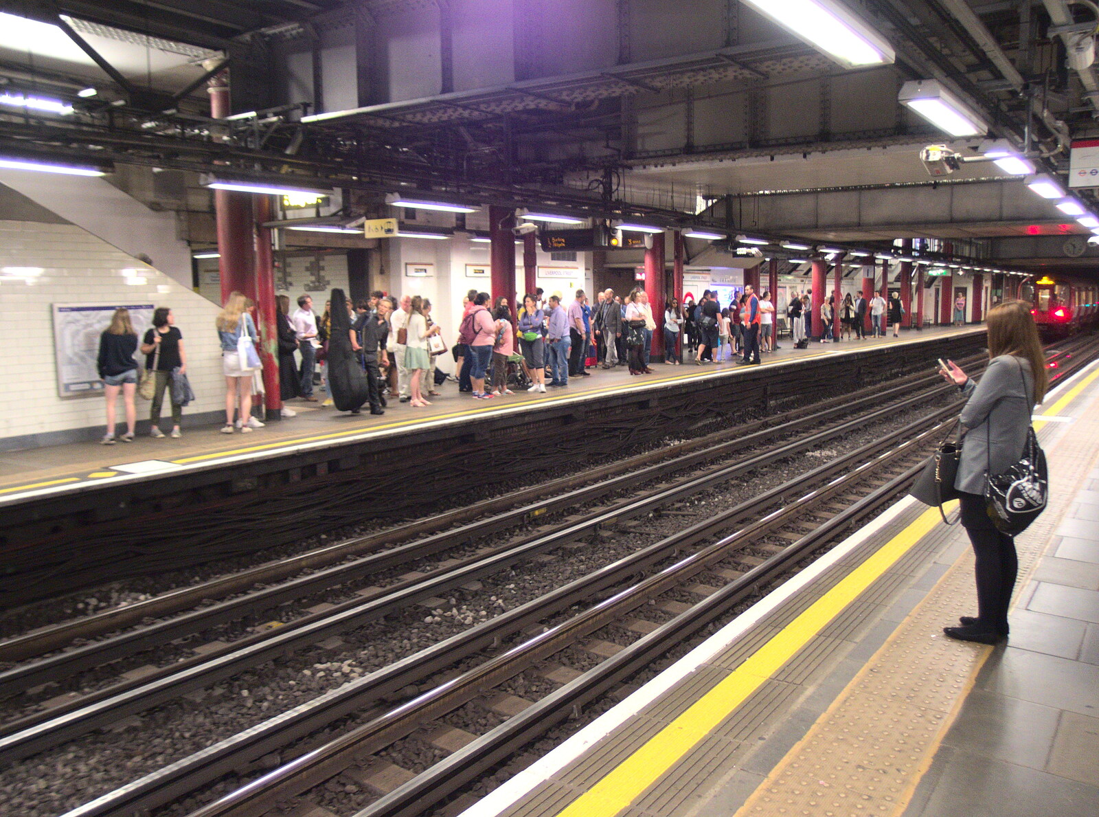 Crowds on the underground platform from A SwiftKey Lunch, Porchester Place,  Edgware Road, London - 27th June 2018