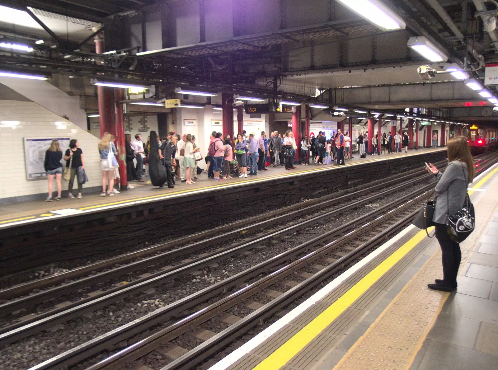 Crowds on the underground platform, from A SwiftKey Lunch, Porchester Place,  Edgware Road, London - 27th June 2018