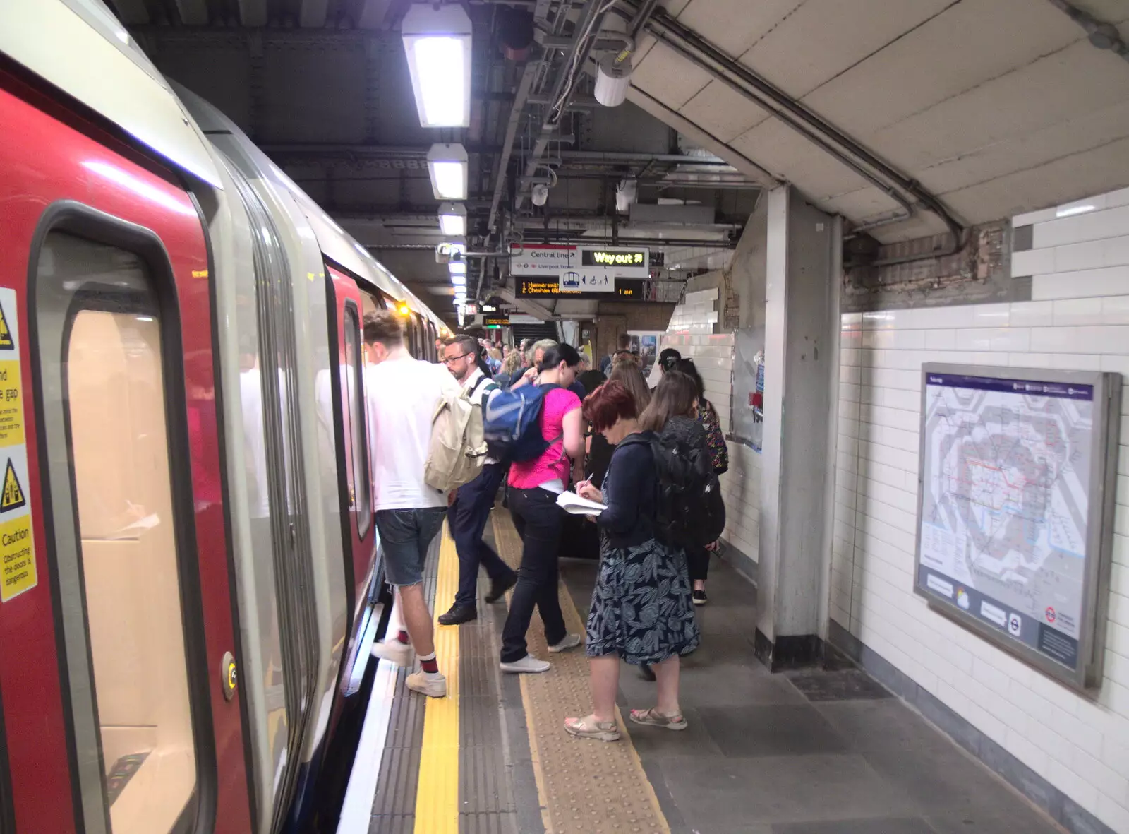 The tube train loads up, from A SwiftKey Lunch, Porchester Place,  Edgware Road, London - 27th June 2018