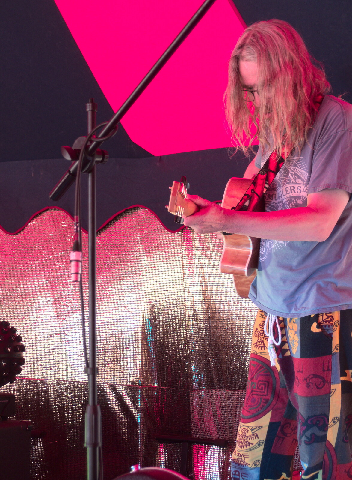 A hairy guitar dude plays the Maui Waui tent from WoW Festival, Burston, Norfolk - 29th June - 1st July 2018
