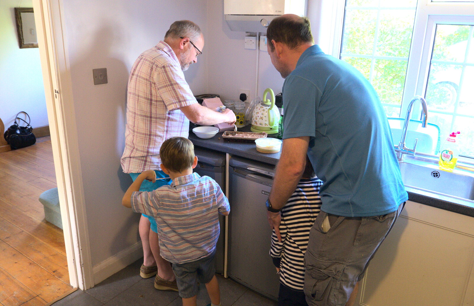 Hamish and Phil in the kitchen from A Barbeque at Sean's, Walkford, Dorset - 28th July 2018
