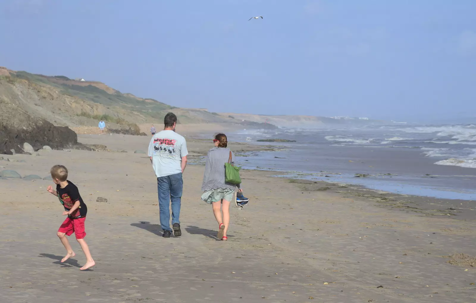 Sean and Isobel chat, from Blustery Beach Trips, Walkford and Highcliffe, Dorset - 29th July 2018