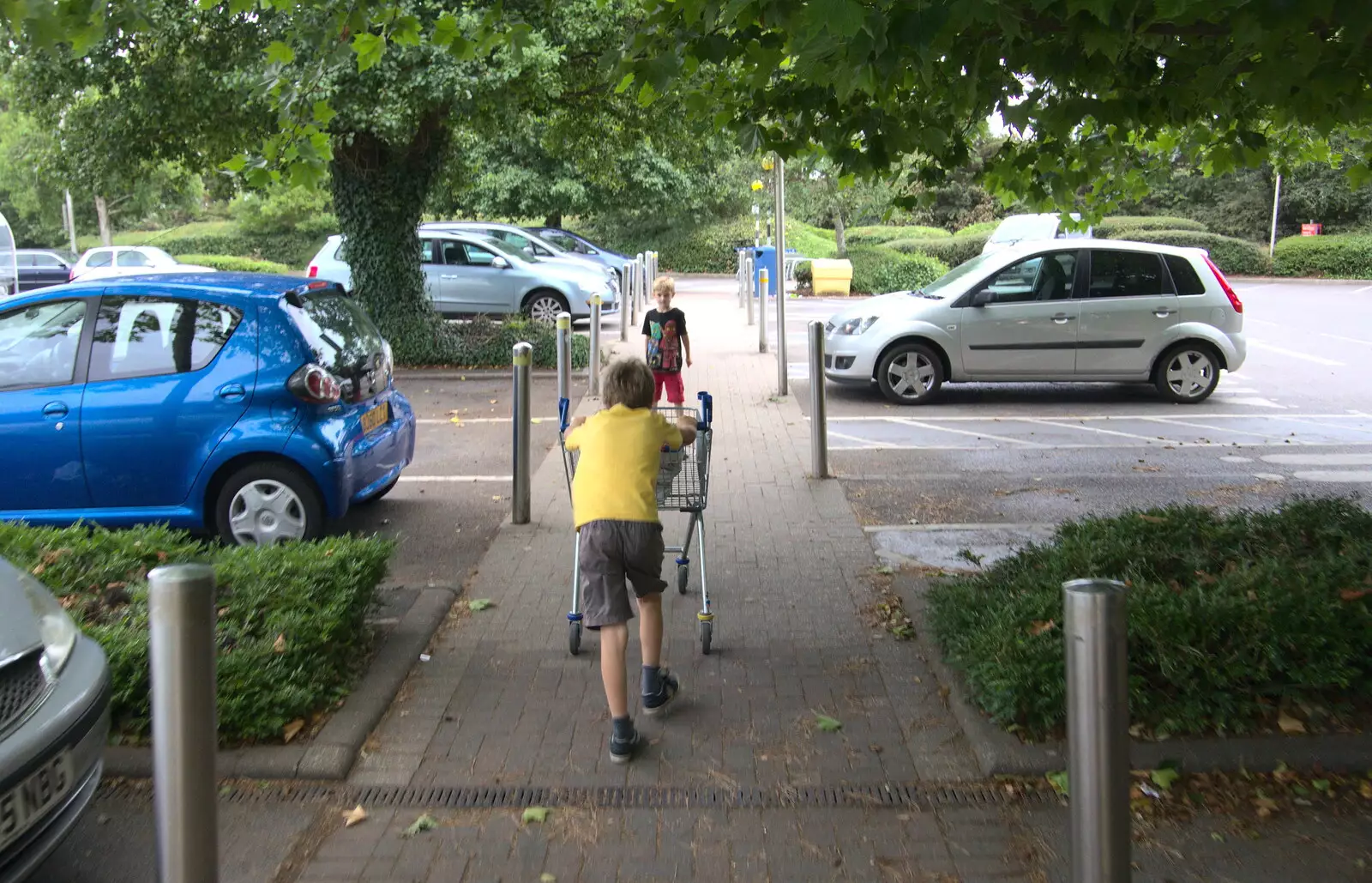 Fred pushes the trolley around, from Blustery Beach Trips, Walkford and Highcliffe, Dorset - 29th July 2018