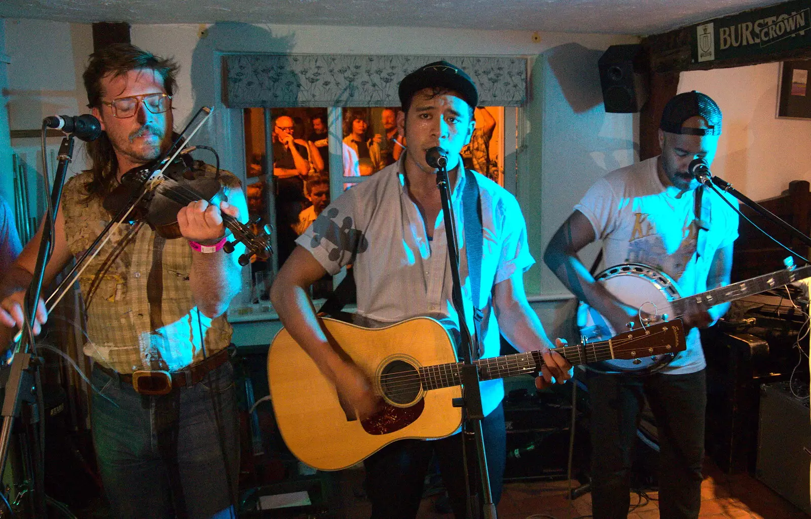 Jeff Hortillosa does a singing spot, from The Whiskey Shivers at The Crown, Burston, Norfolk - 1st August 2018