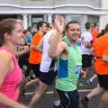 James waves to Fred and Harry as the runners pass by, The Dún Laoghaire 10k Run, County Dublin, Ireland - 6th August 2018