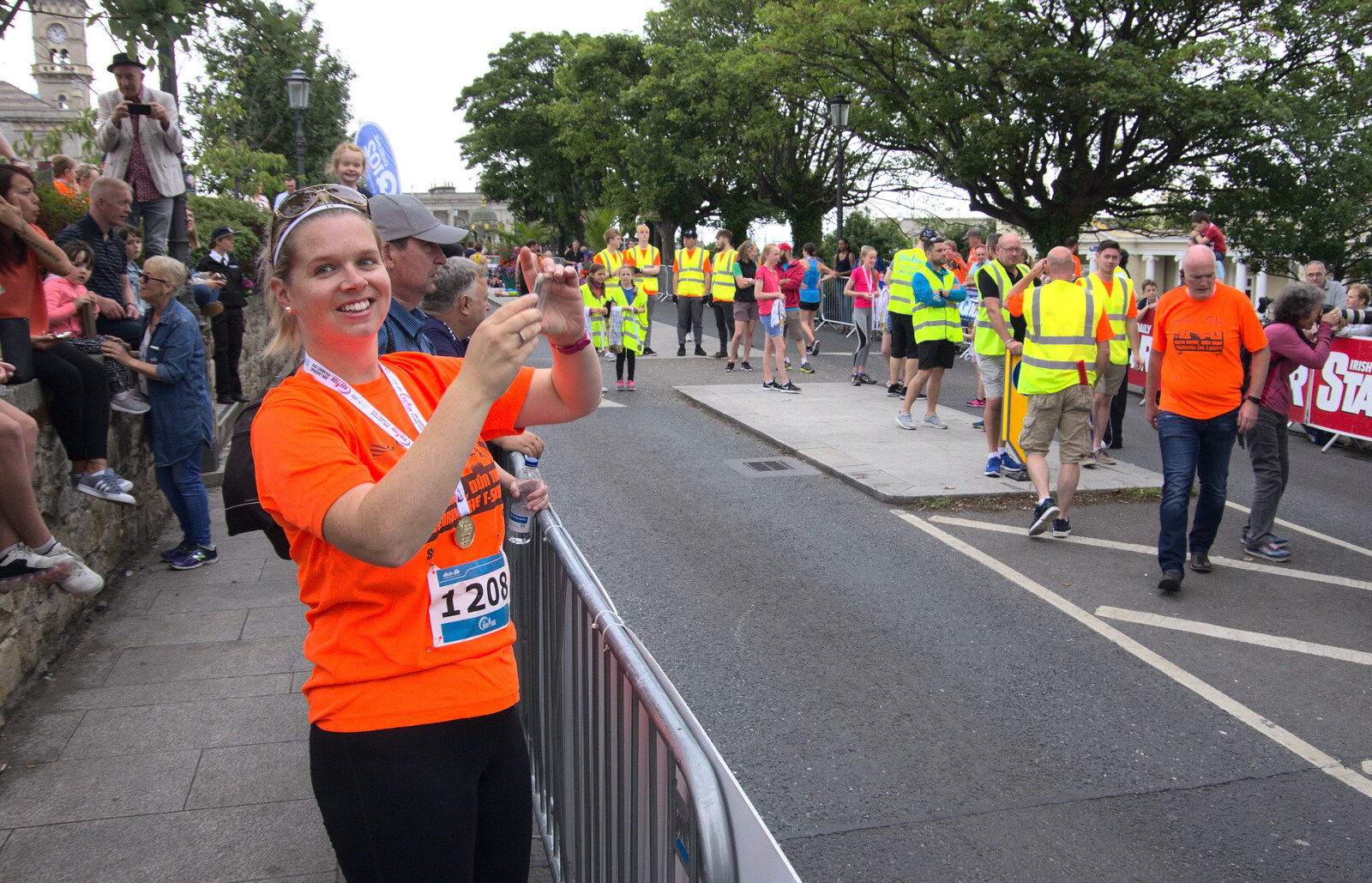 A woman from the US waits for her sister from The Dún Laoghaire 10k Run, County Dublin, Ireland - 6th August 2018