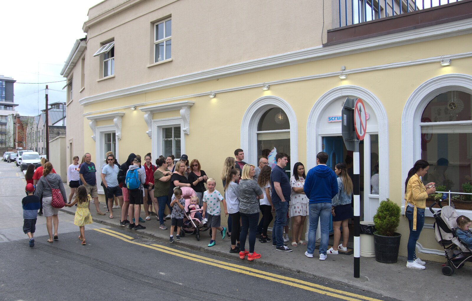 The queue at Scrumdiddly's from The Dún Laoghaire 10k Run, County Dublin, Ireland - 6th August 2018