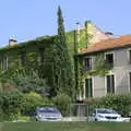 Fred's amused by a house that's covered in ivy, A Trip to Carcassonne, Aude, France - 8th August 2018