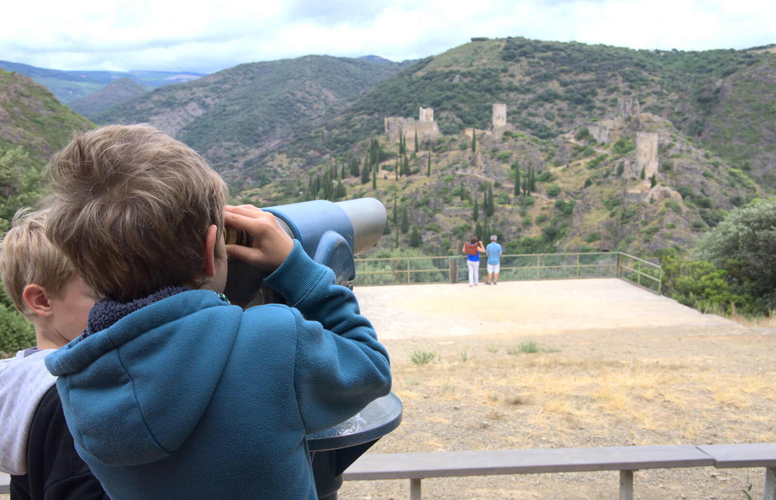 Fred uses the telescope from The Château Comtal, Lastours and the Journey Home, Carcassonne, Aude, France - 14th August 2018