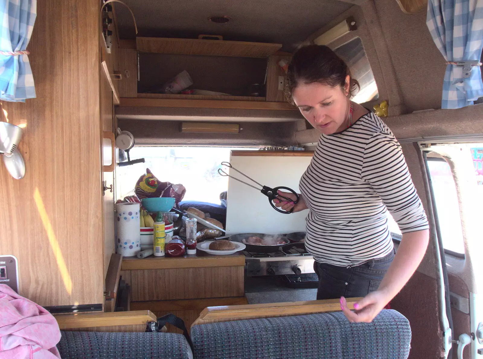 Isobel fries up a load of bacon, from A Day on the Beach, Southwold, Suffolk - 25th August 2018