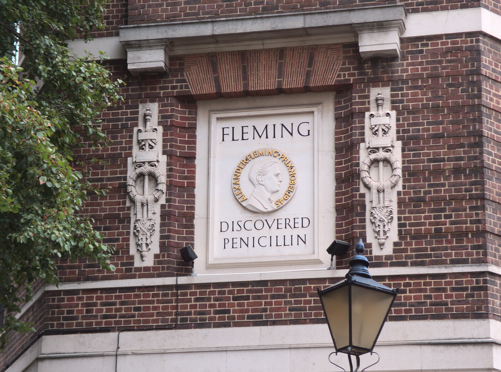 We pass Fleming's gaff on the way to Peking Seoul from A Day at Warwick Castle, Warwickshire - 8th September 2018