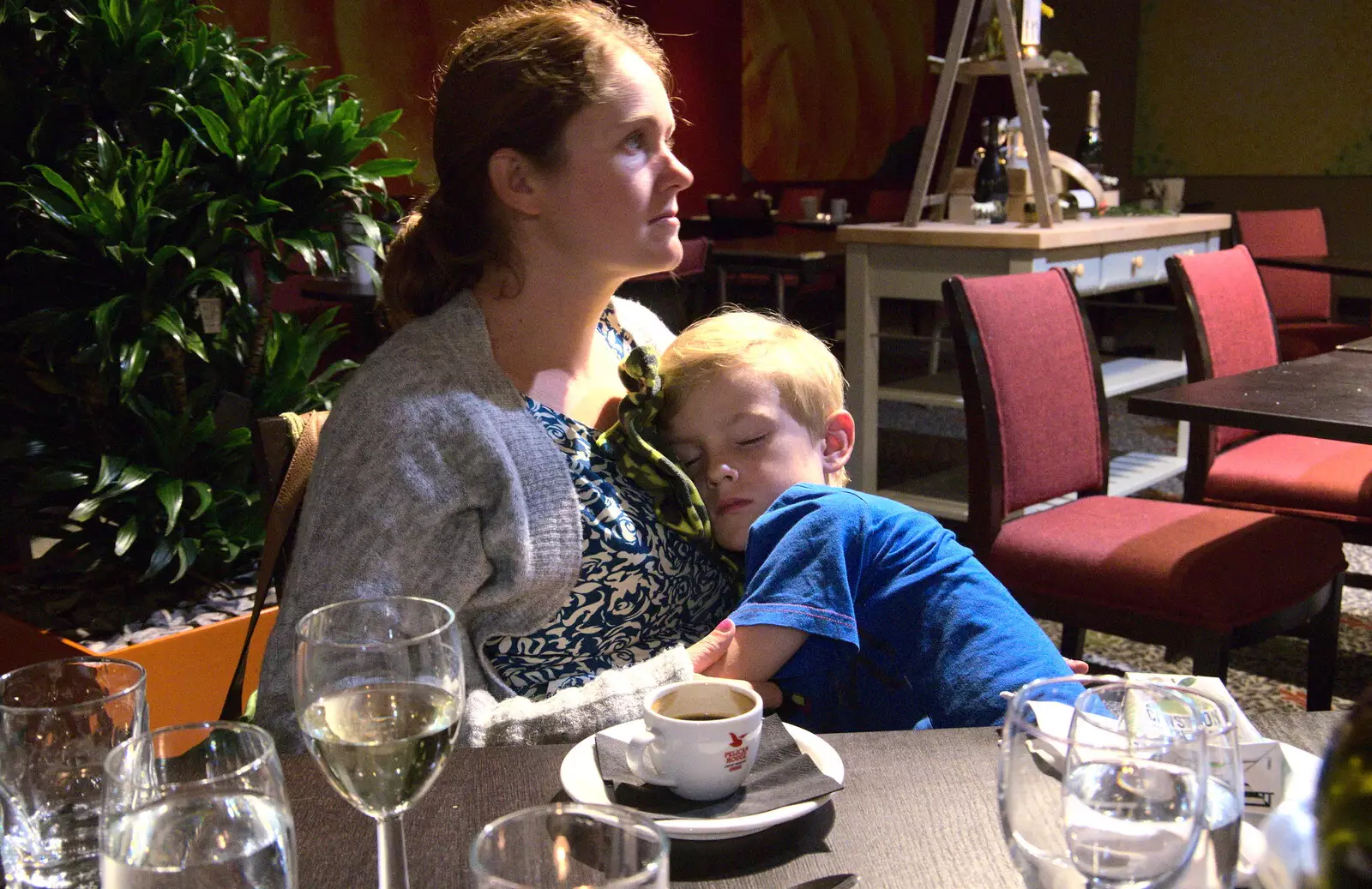 Isobel and a sleepy Harry, from A Day at Warwick Castle, Warwickshire - 8th September 2018