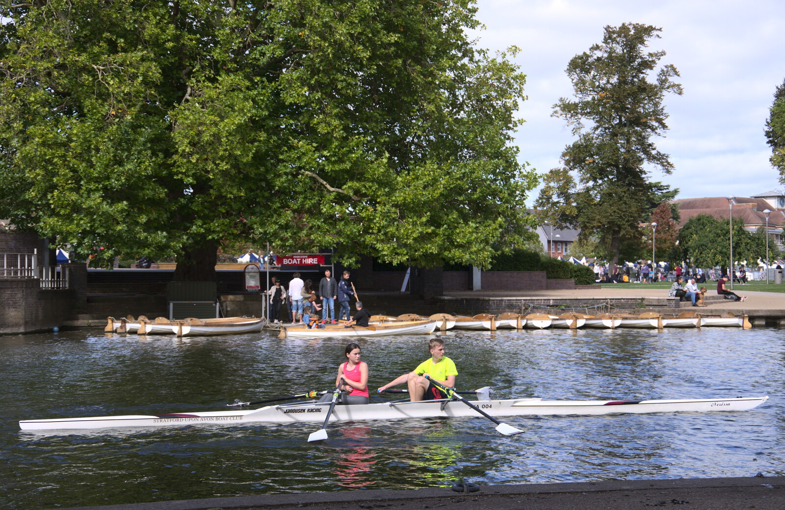 More rowing on the river from A Postcard from Stratford-upon-Avon, Warwickshire - 9th September 2018