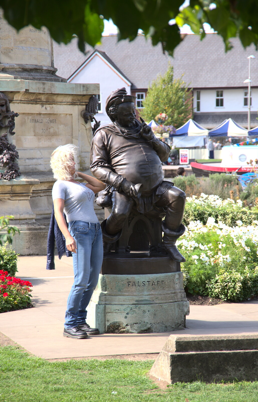 Somebody mimics the statue of Falstaff from A Postcard from Stratford-upon-Avon, Warwickshire - 9th September 2018