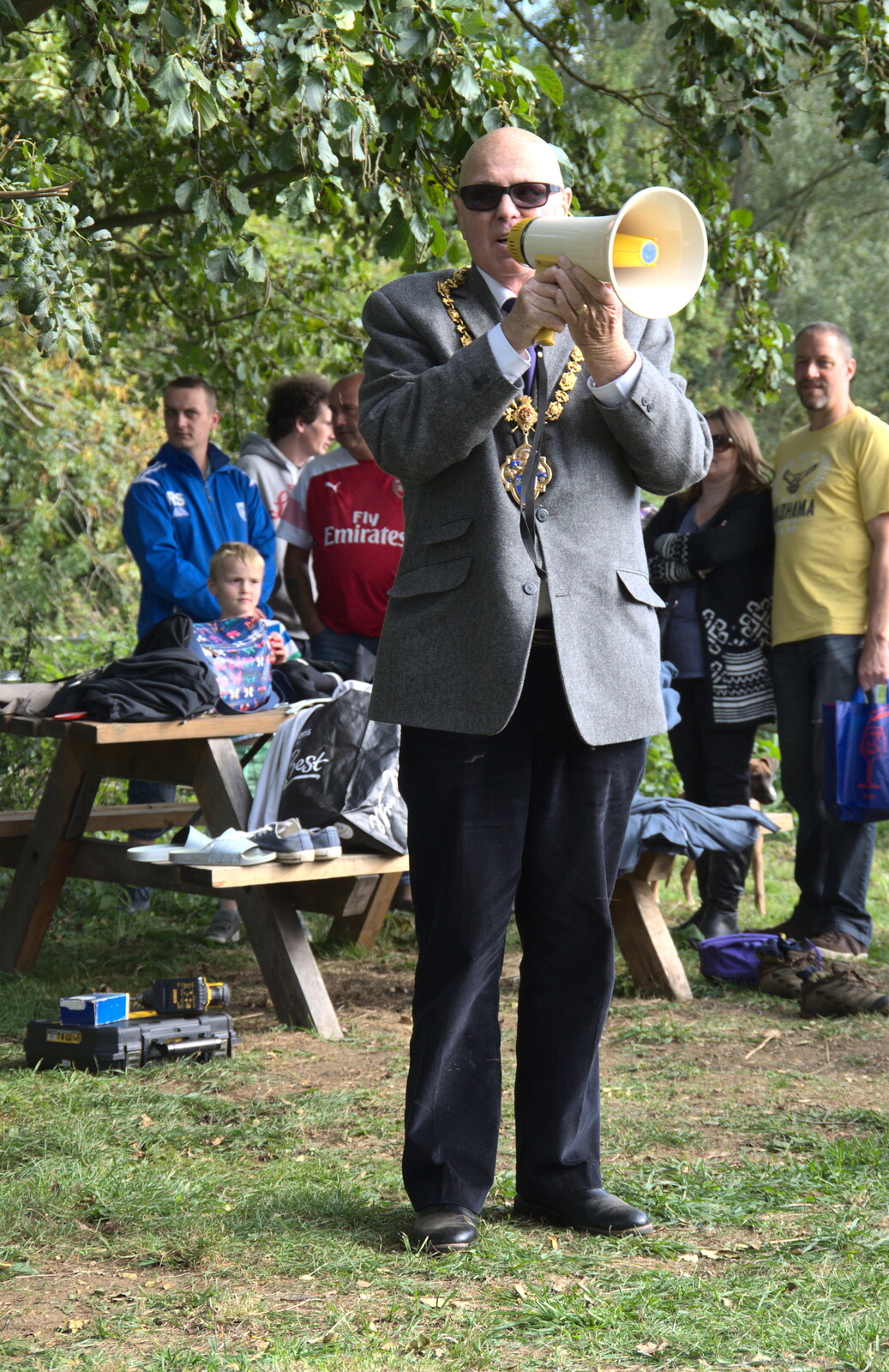 Gislingham Silver Band and the Duck Race, The Pennings, Eye, Suffolk - 29th September 2018: The mayor counts down
