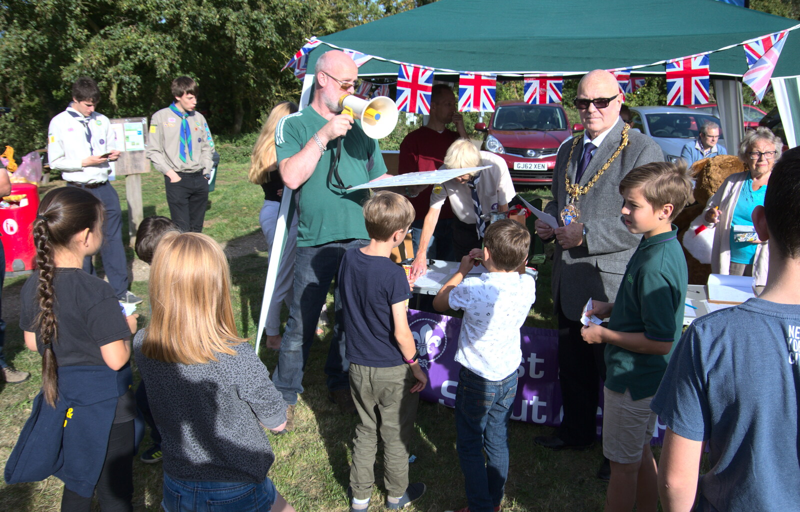 Gislingham Silver Band and the Duck Race, The Pennings, Eye, Suffolk - 29th September 2018: Duck-race prizes are announced