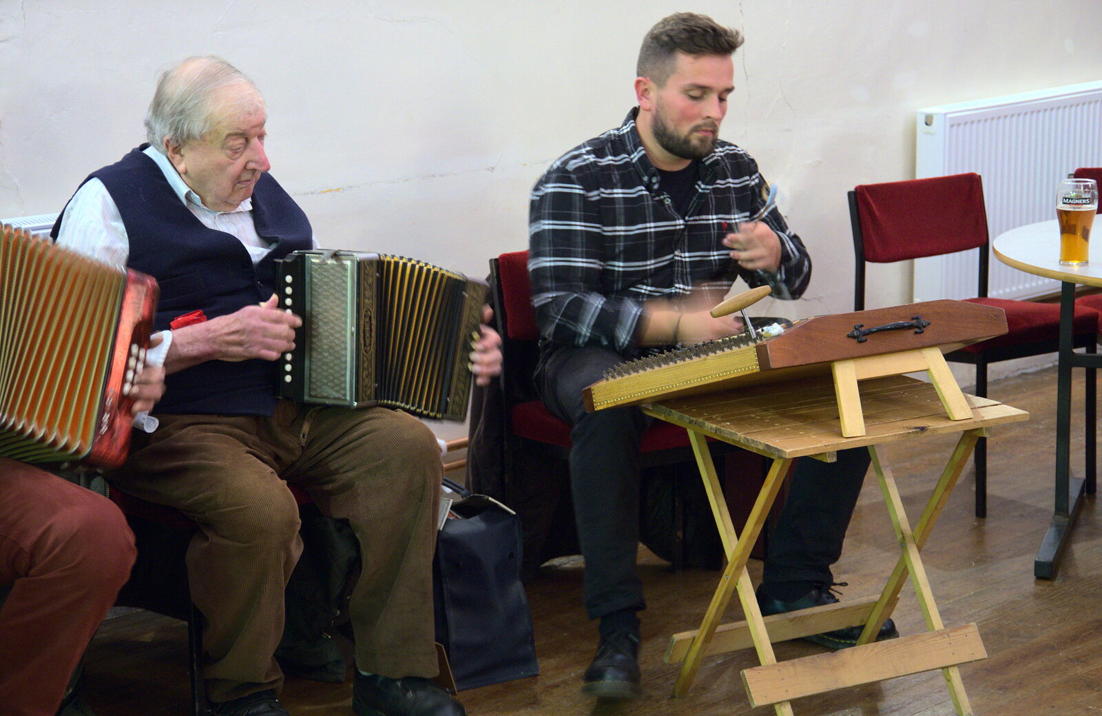A zither is played from Big Steve's Music Night, The Village Hall, Brome, Suffolk - 6th October 2018