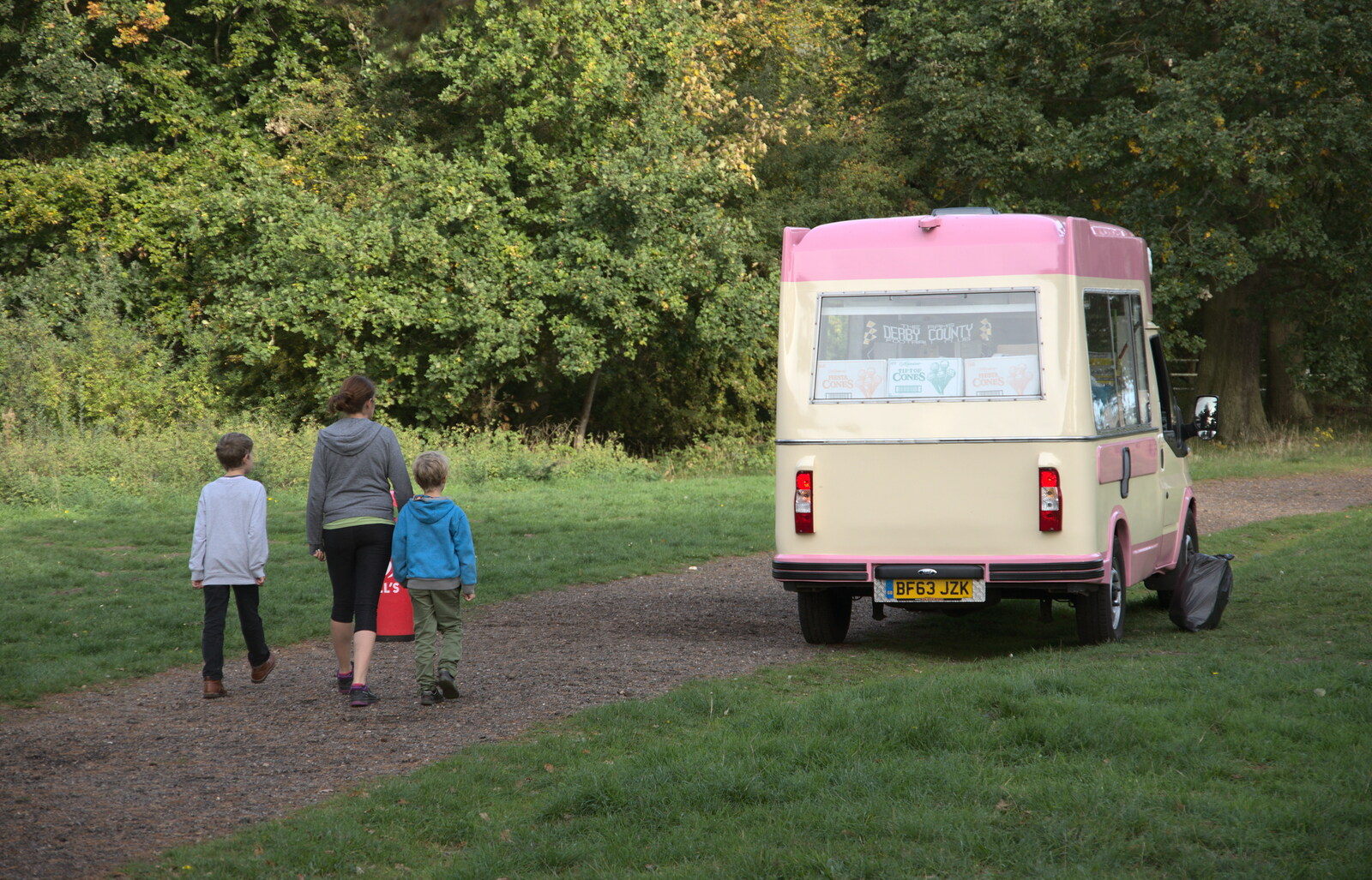 Time for a visit to the ice cream van from Evidence of Autumn: Geocaching on Knettishall Heath, Suffolk - 7th October 2018