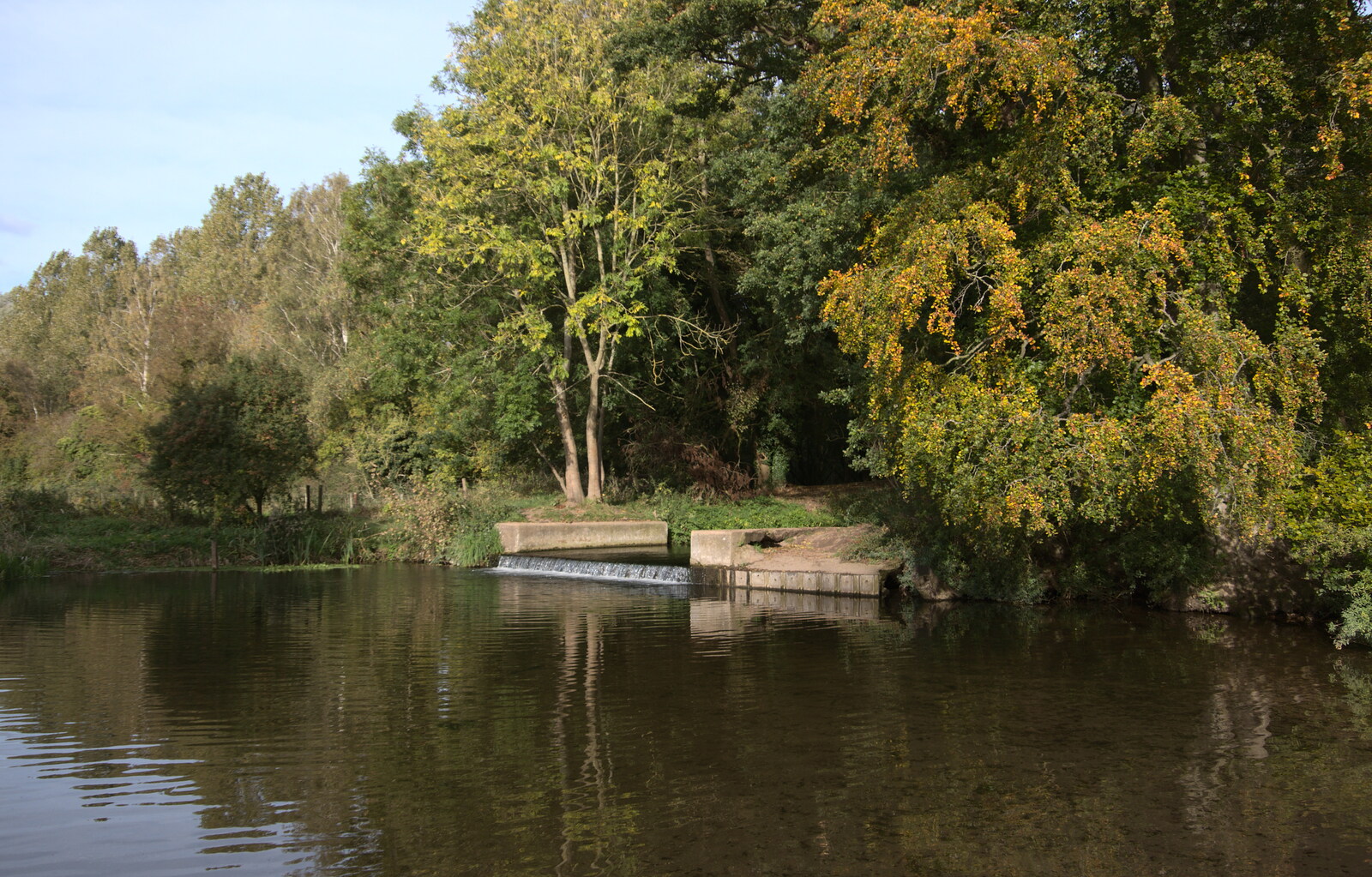 The weir and pond at Knettishall from Evidence of Autumn: Geocaching on Knettishall Heath, Suffolk - 7th October 2018