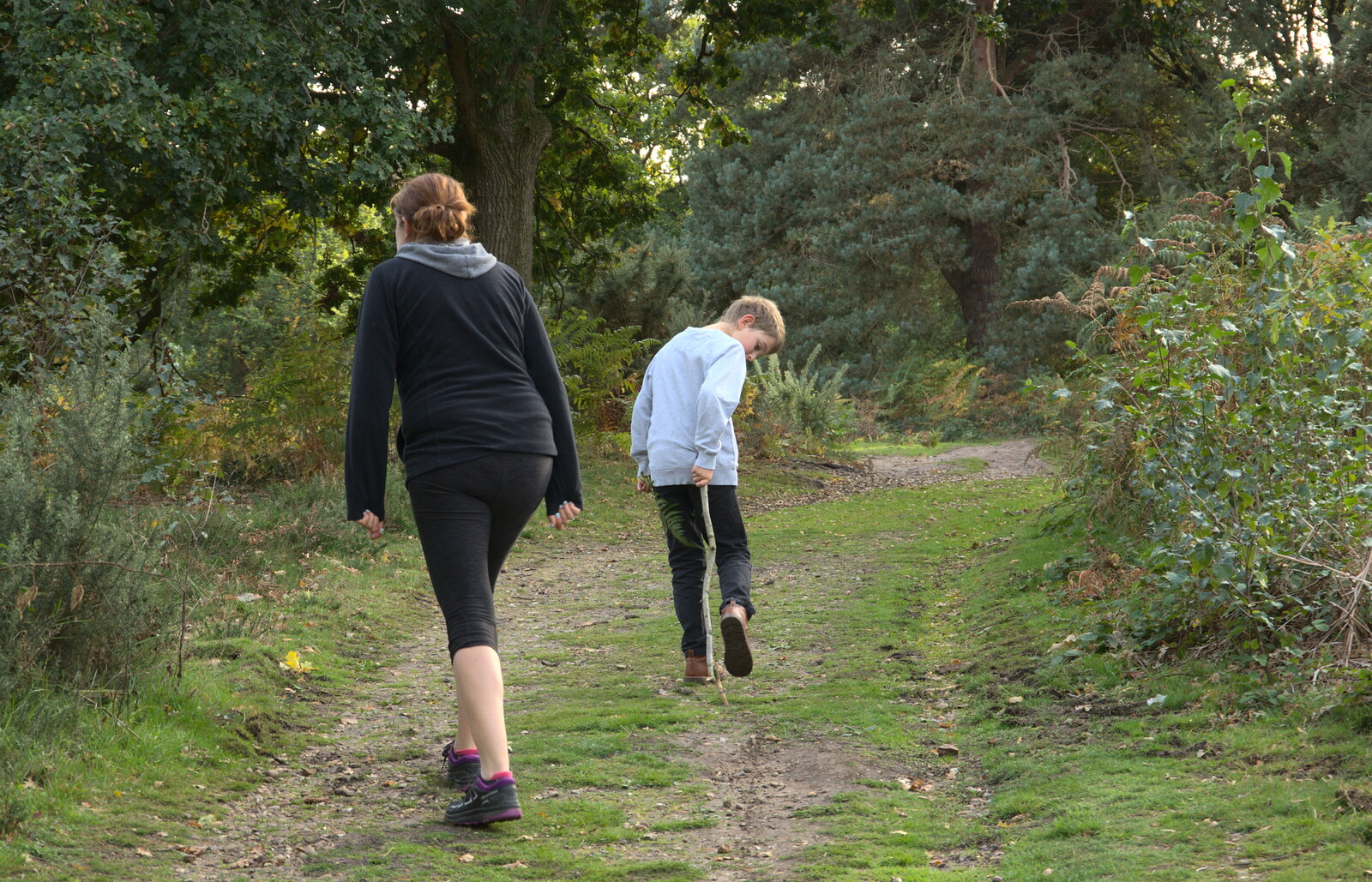 Isobel and Fred, who's drawing a trail with a stick from Evidence of Autumn: Geocaching on Knettishall Heath, Suffolk - 7th October 2018