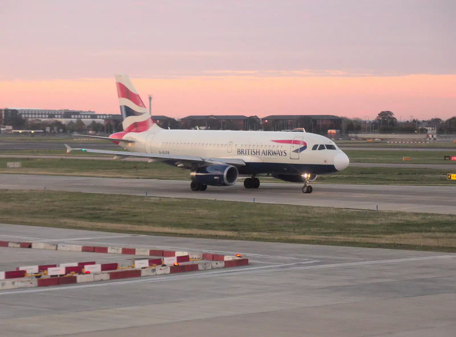 Another 737 taxis to the gate, from A Trip to Short Hills, New Jersey, United States - 20th October 2018