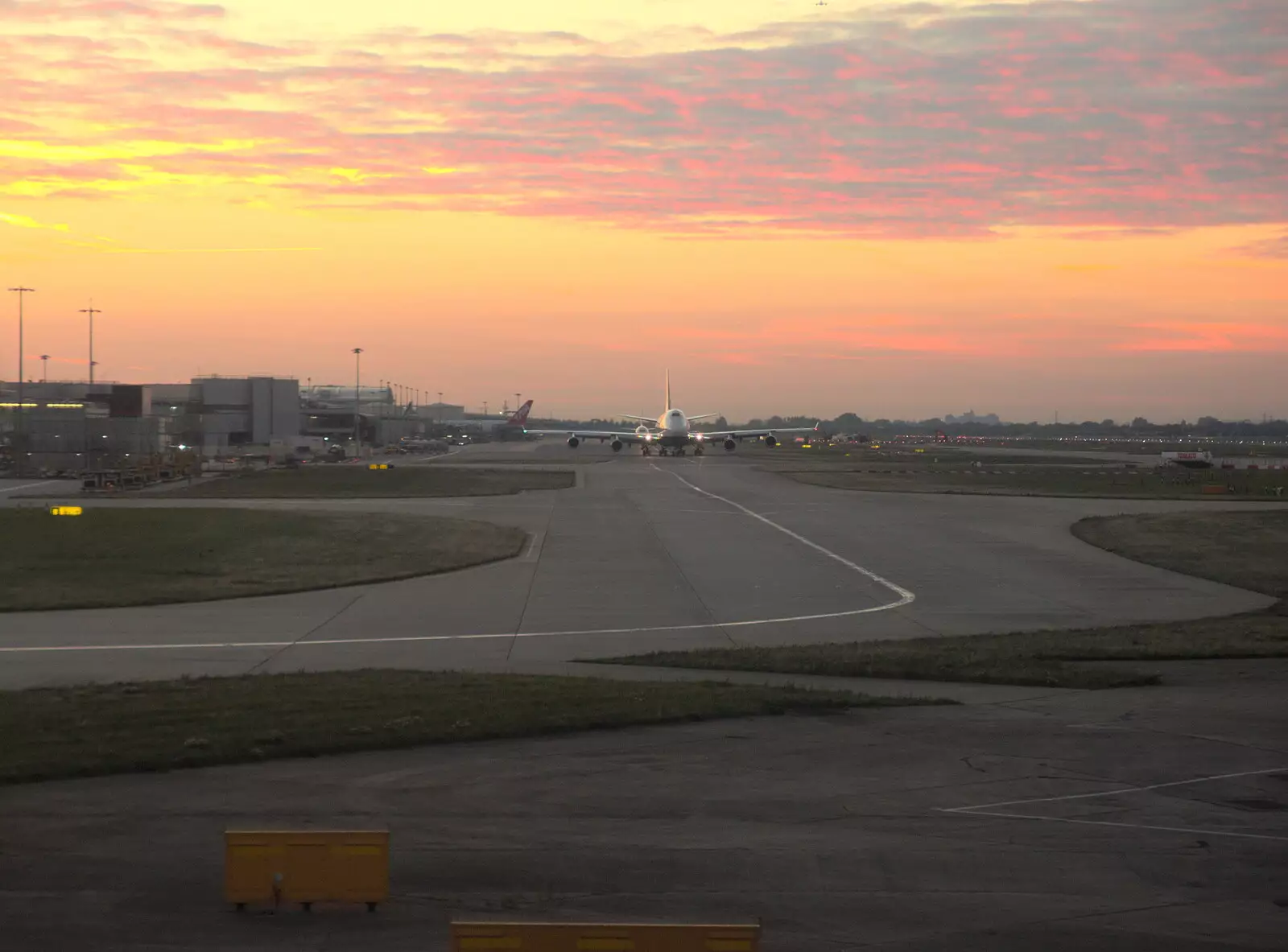 A 747 taxis in the dusk, from A Trip to Short Hills, New Jersey, United States - 20th October 2018