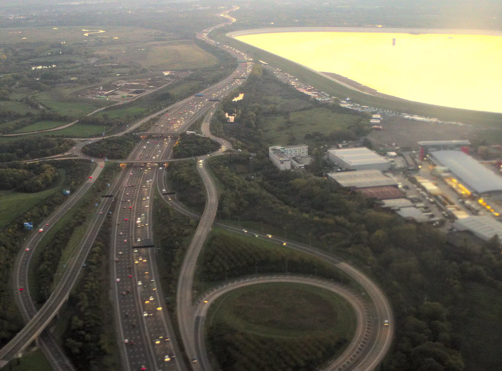 The M25 snakes past the resevoirs, from A Trip to Short Hills, New Jersey, United States - 20th October 2018