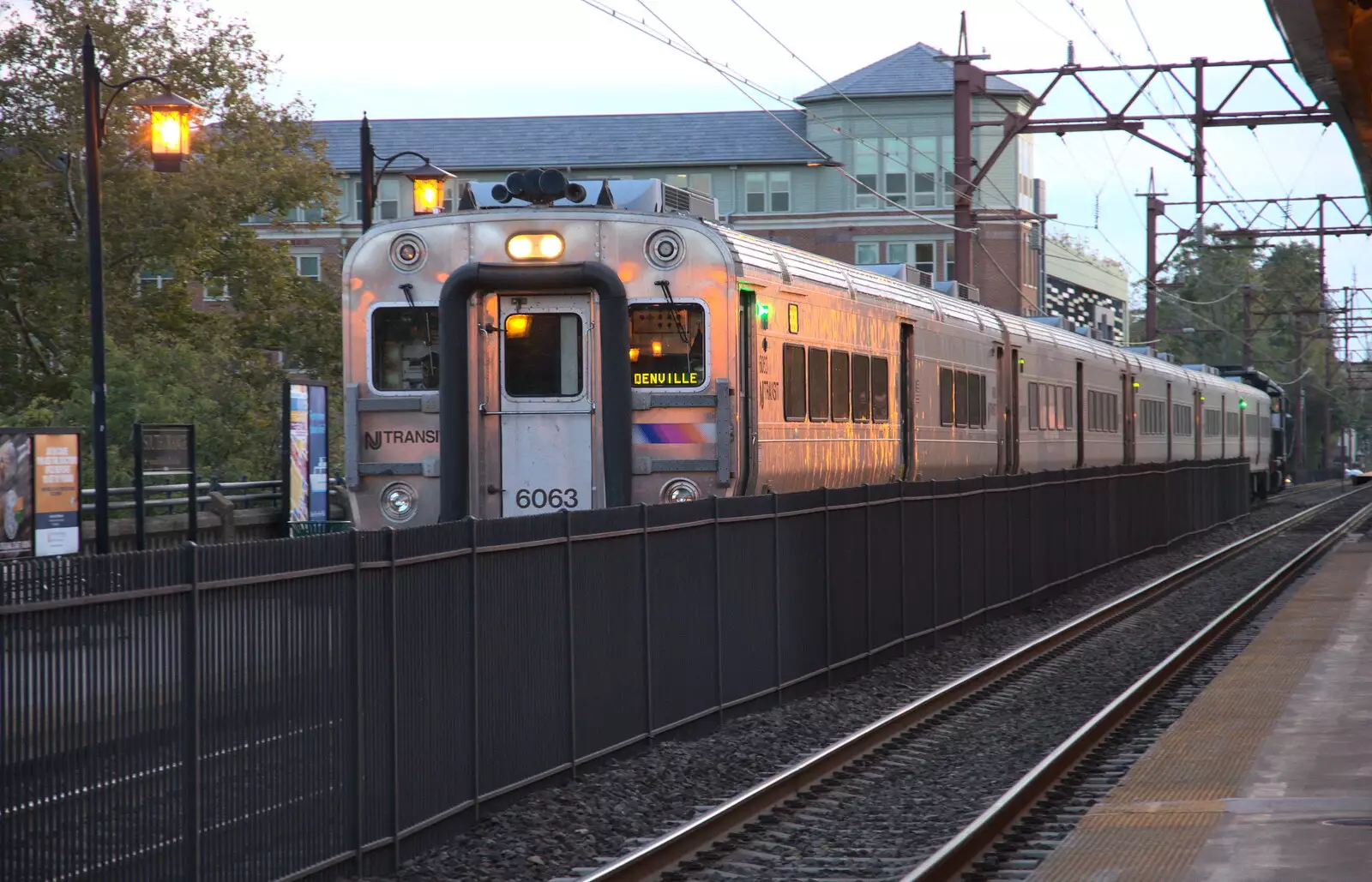 A train comes in, from Times Square, USS Intrepid and the High Line, Manhattan, New York - 25th October 2018