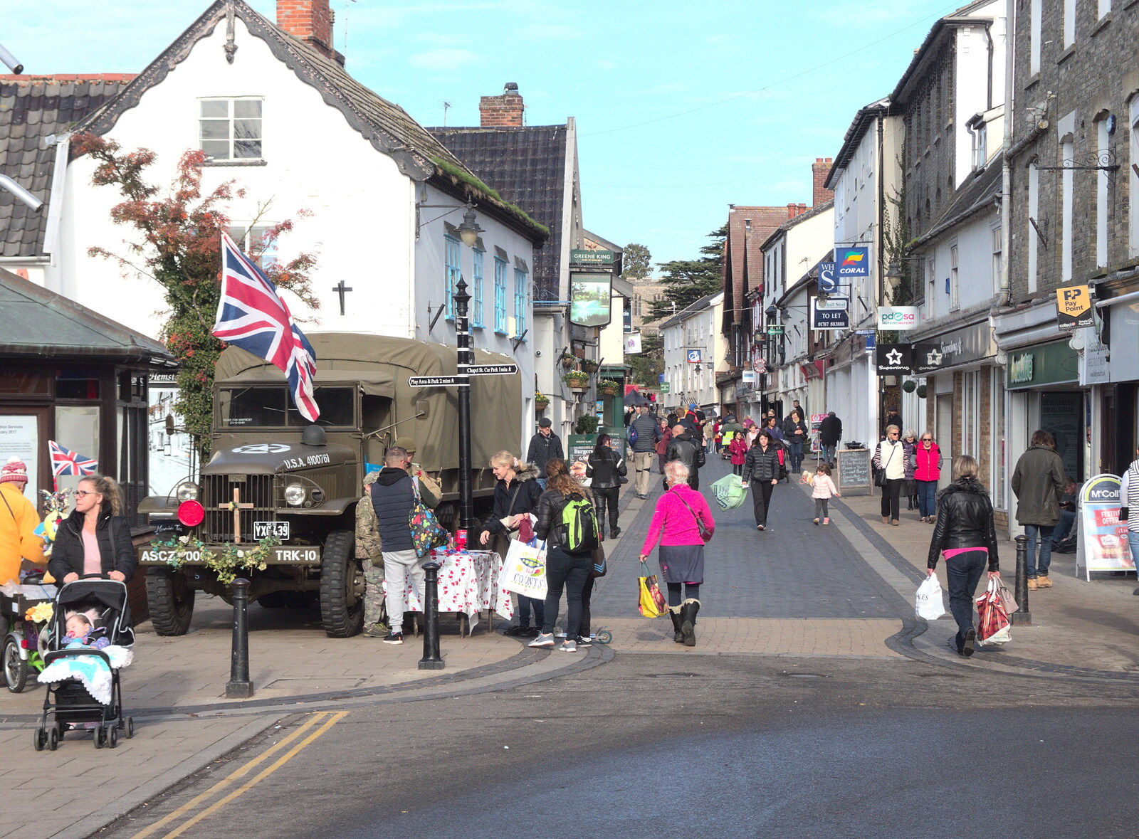 Mere Street in Diss is busy on a Saturday morning from Apples and Fireworks, Carleton Rode and Palgrave, Suffolk - 4th November 2018