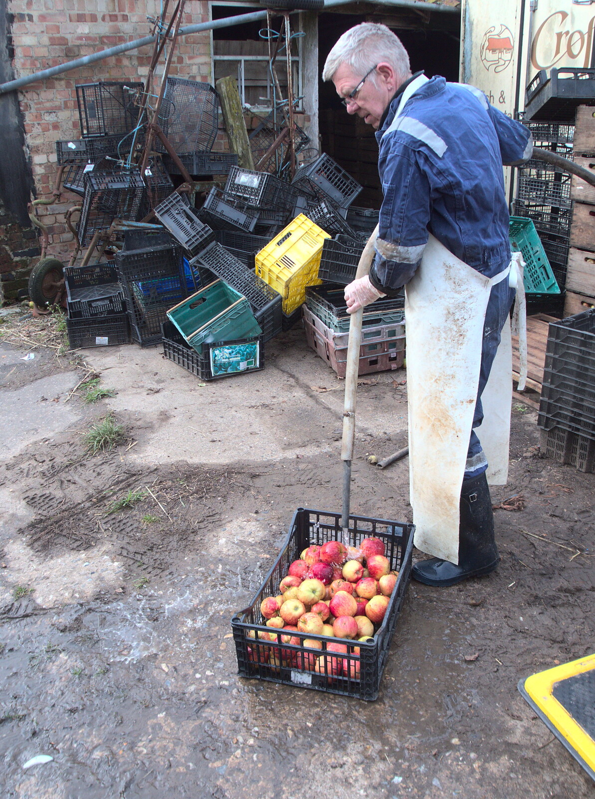 Trevor washes down some muddy apples from Apples and Fireworks, Carleton Rode and Palgrave, Suffolk - 4th November 2018