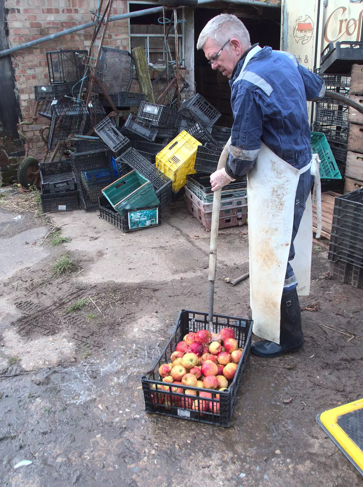 Trevor washes down some muddy apples, from Apples and Fireworks, Carleton Rode and Palgrave, Suffolk - 4th November 2018