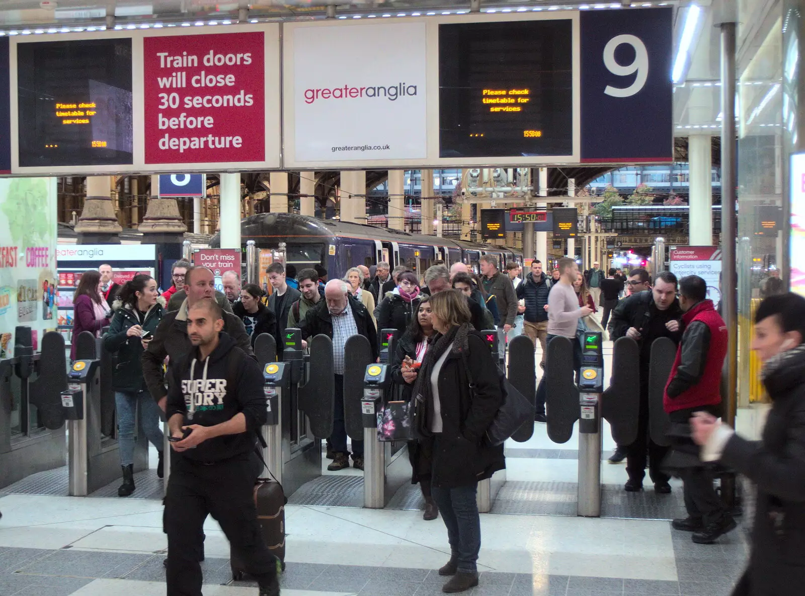 A surge of Southend passengers at Liverpool Street, from Apples and Fireworks, Carleton Rode and Palgrave, Suffolk - 4th November 2018