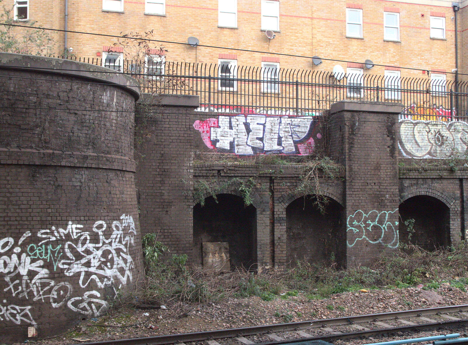 Someone has tagged the word 'help' from Railway Graffiti, Tower Hamlets, London - 12th February 2019
