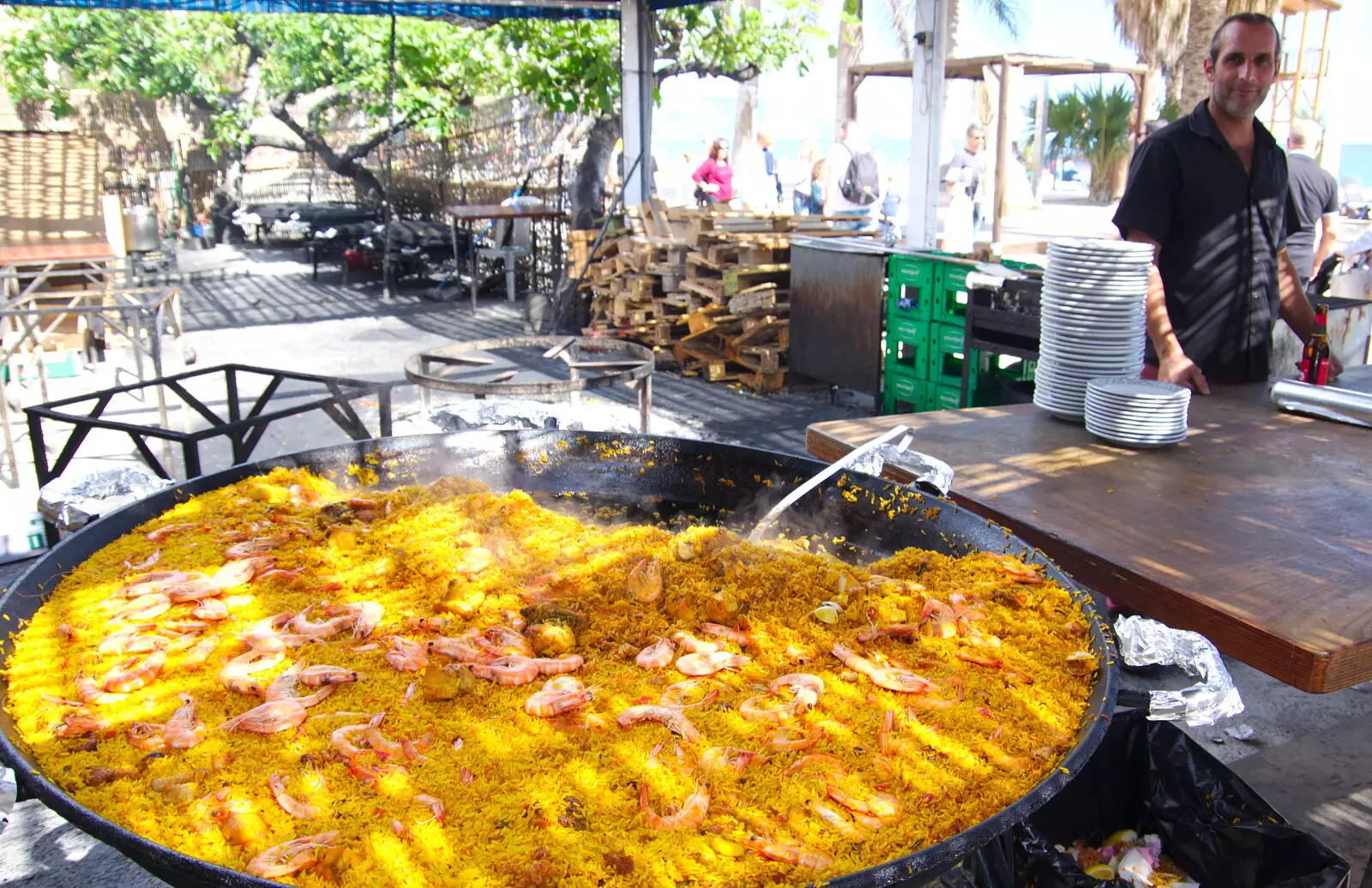 A truly massive paellera, from A Walk up a Hill, Paella on the Beach and Granada, Andalusia, Spain - 19th April 2018