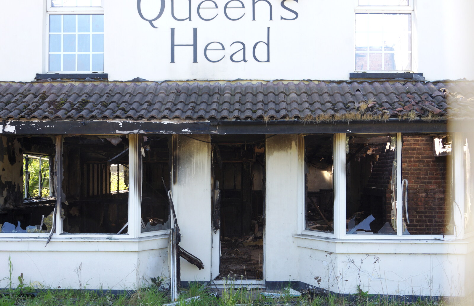 A sad sight of the Queen's Head, on the A120 in Surrex from The BSCC Bike Ride 2019, Coggeshall, Essex - 11th May 2019