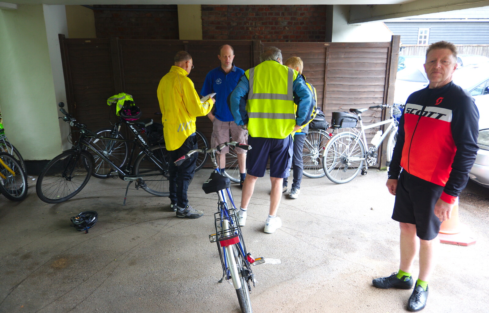 We get ready for the actual bike ride from The BSCC Bike Ride 2019, Coggeshall, Essex - 11th May 2019