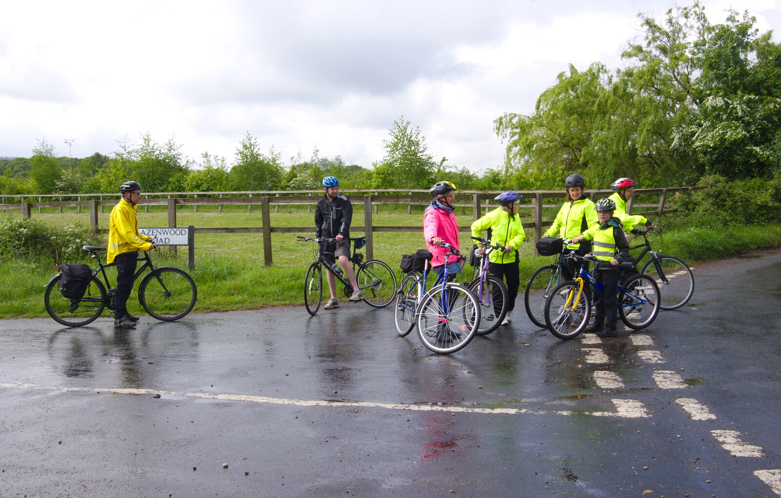 We hang around waiting to regroup from The BSCC Bike Ride 2019, Coggeshall, Essex - 11th May 2019
