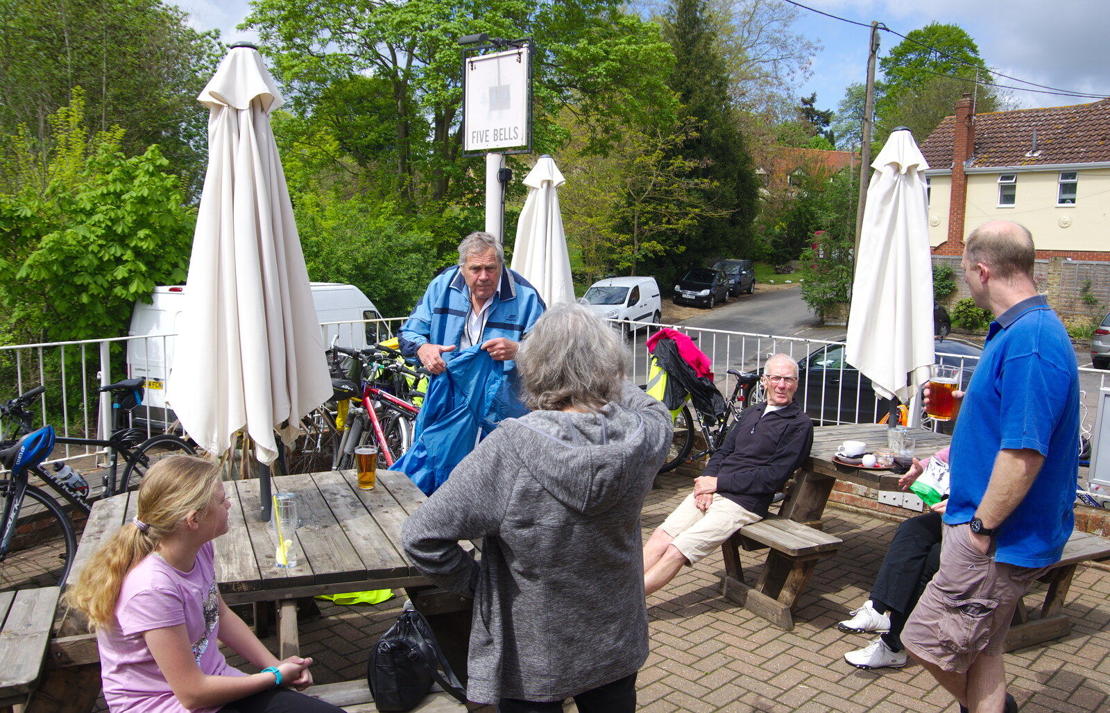 The BSCC Bike Ride 2019, Coggeshall, Essex - 11th May 2019: Alan gets his coat