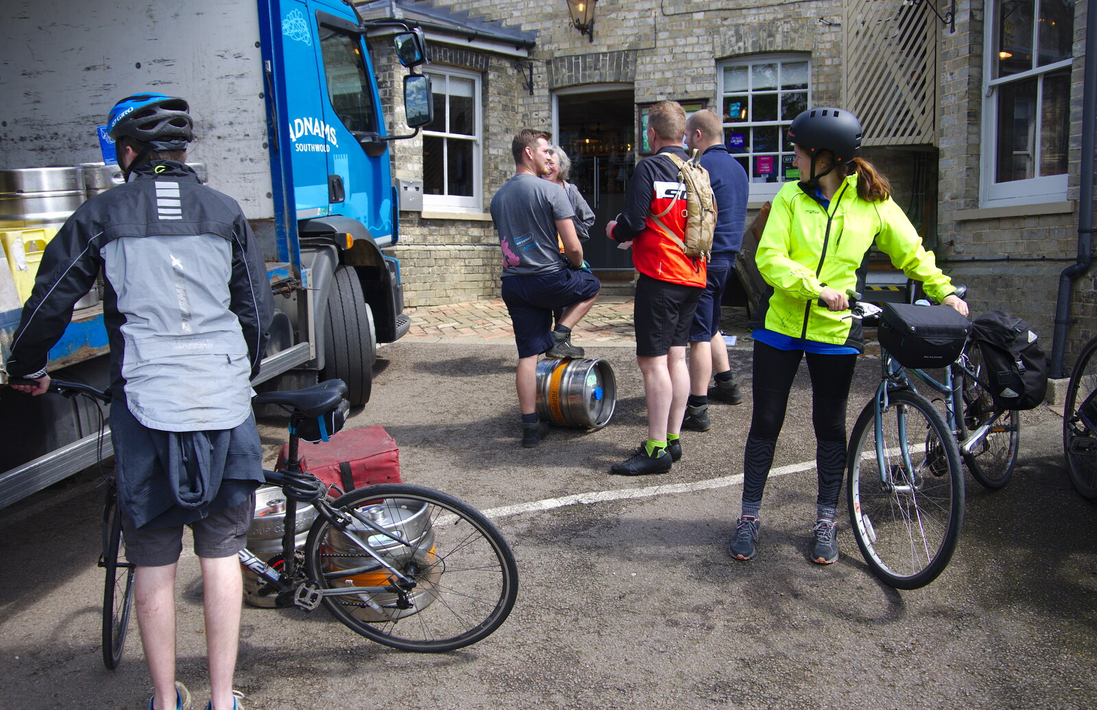 Sylvia chats to an Adnams Draymen she knew from The BSCC Bike Ride 2019, Coggeshall, Essex - 11th May 2019