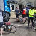 Sylvia chats to an Adnams Draymen she knew, The BSCC Bike Ride 2019, Coggeshall, Essex - 11th May 2019