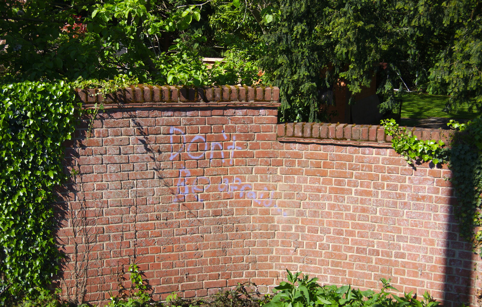 The BSCC Bike Ride 2019, Coggeshall, Essex - 11th May 2019: Someone has sprayed 'don't be afraid' on the wall