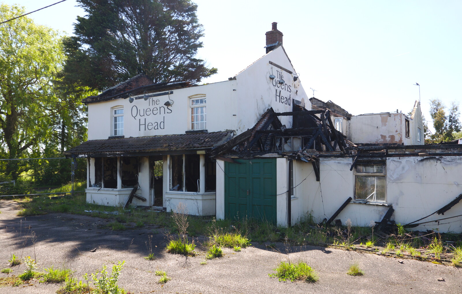The BSCC Bike Ride 2019, Coggeshall, Essex - 11th May 2019: The tragic sight of a burned-down pub
