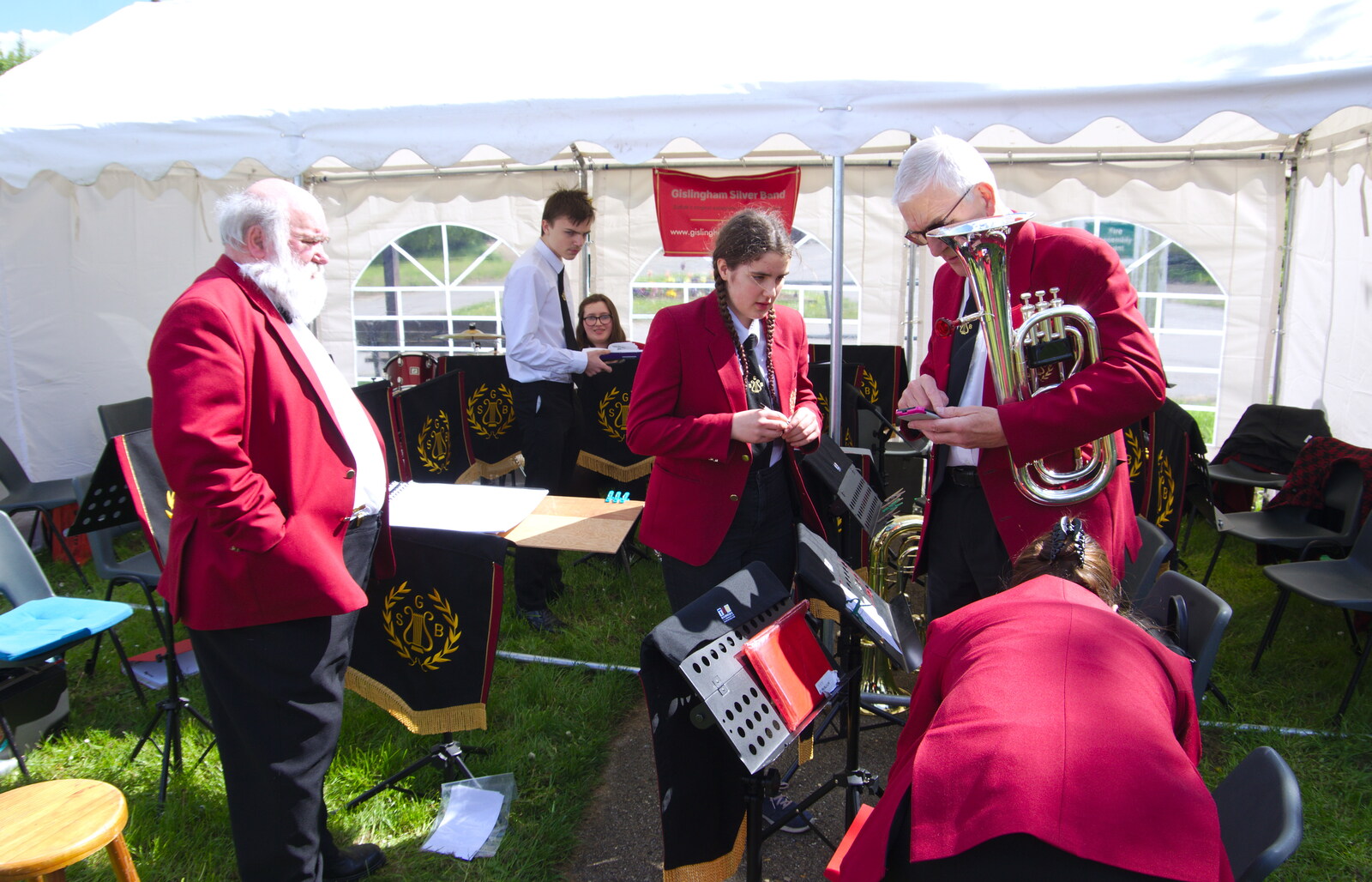 Elizabeth chats to Peter from The Gislingham Silver Band at the Village Hall, Gislingham, Suffolk - 12th May 2019