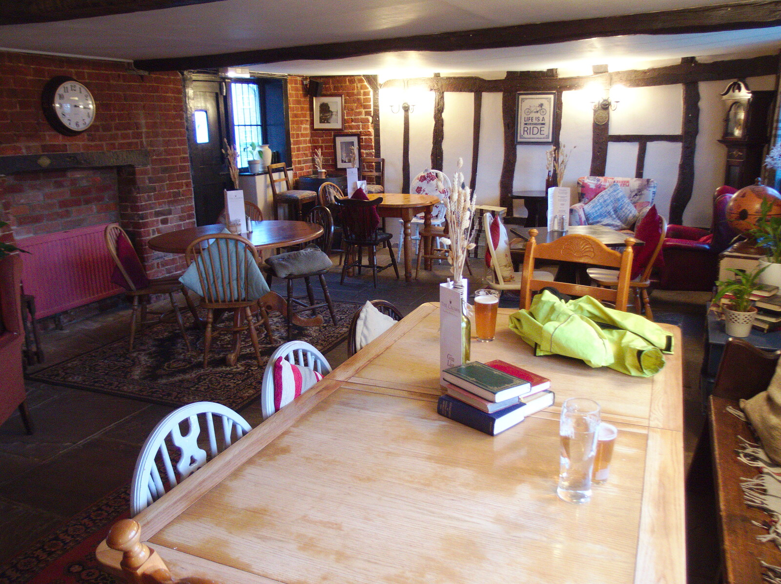 The BSCC at Pulham Market and Hopton, and Lunch in Paddington - 21st May 2019: The lounge at the Pulham Crown is all shabby chic