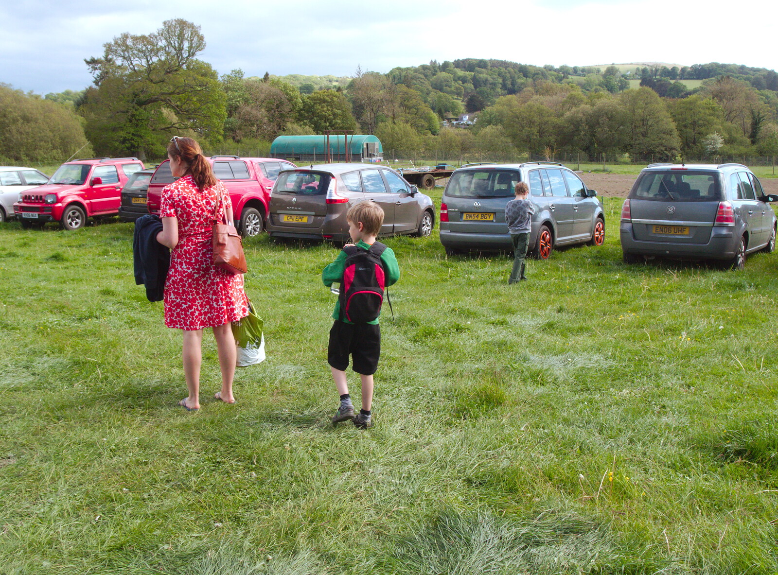 Chagford Lido and a Trip to Parke, Bovey Tracey, Devon - 25th May 2019: Isobel, Harry and Fred in the grassy car park