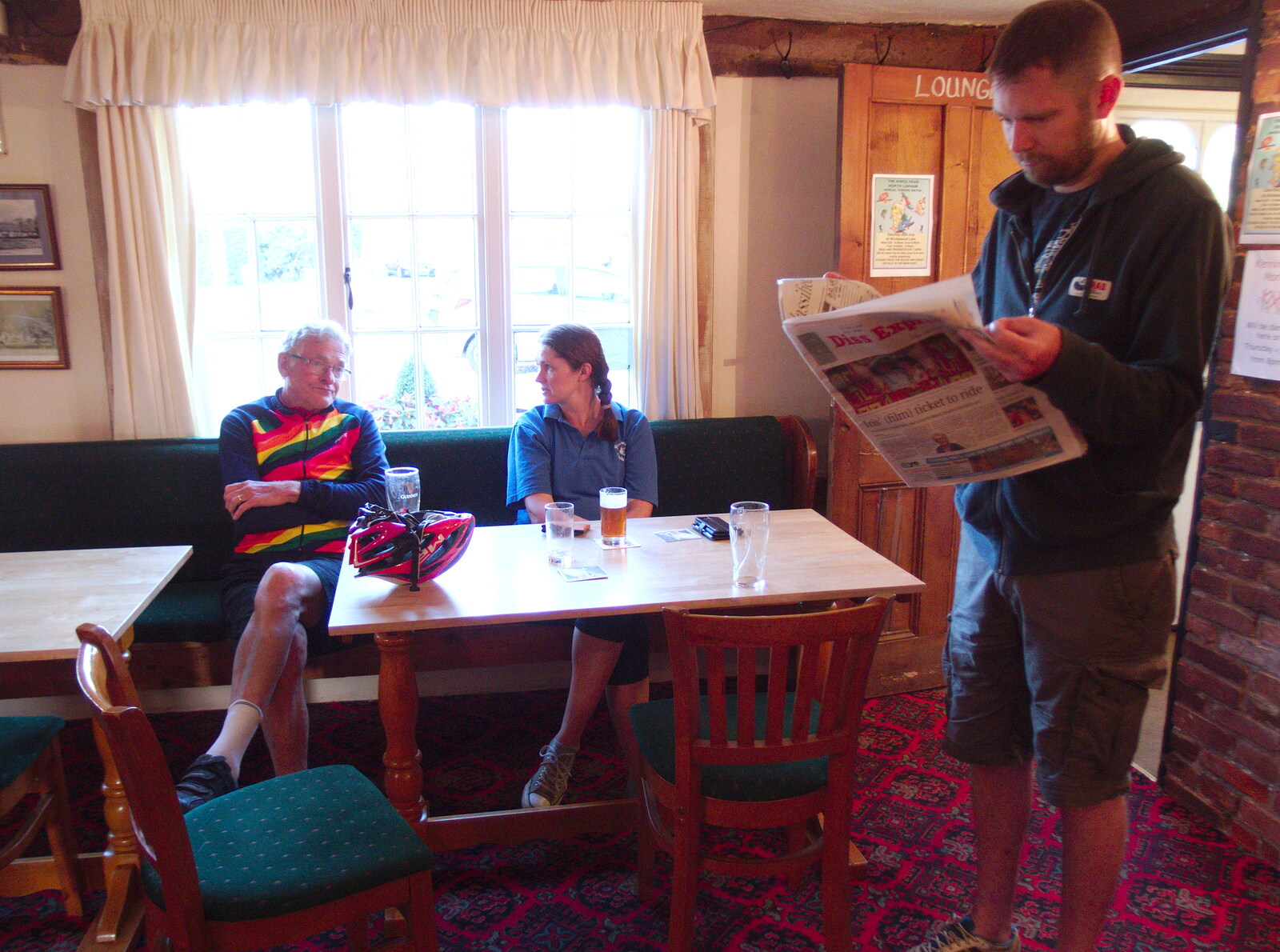 Marticle and Isobel chat, as Phil reads the paper from The BSCC at North Lopham, and the GSB Mayor's Parade, Eye, Suffolk - 23rd June 2019