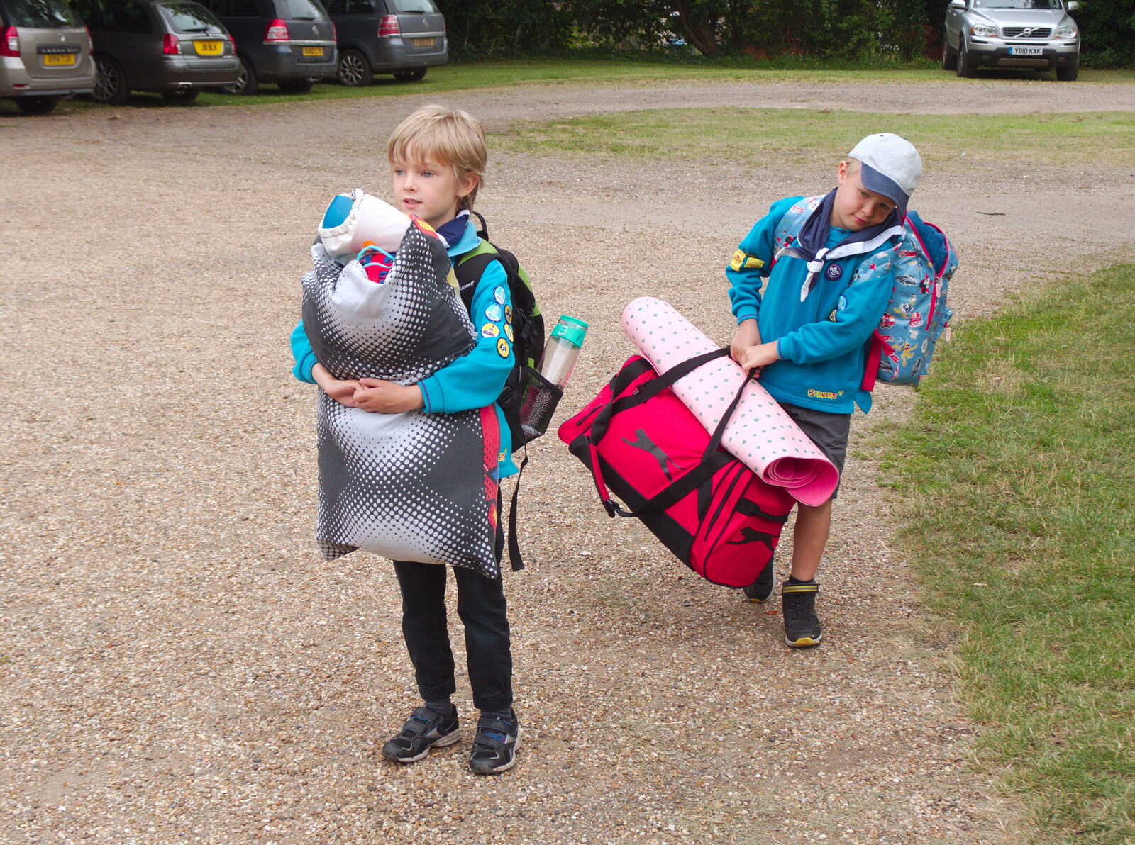 Jacob hauls his very heavy bag around from A Postcard from Boxford and BSCC at Pulham, Suffolk and Norfolk - 13th July 2019