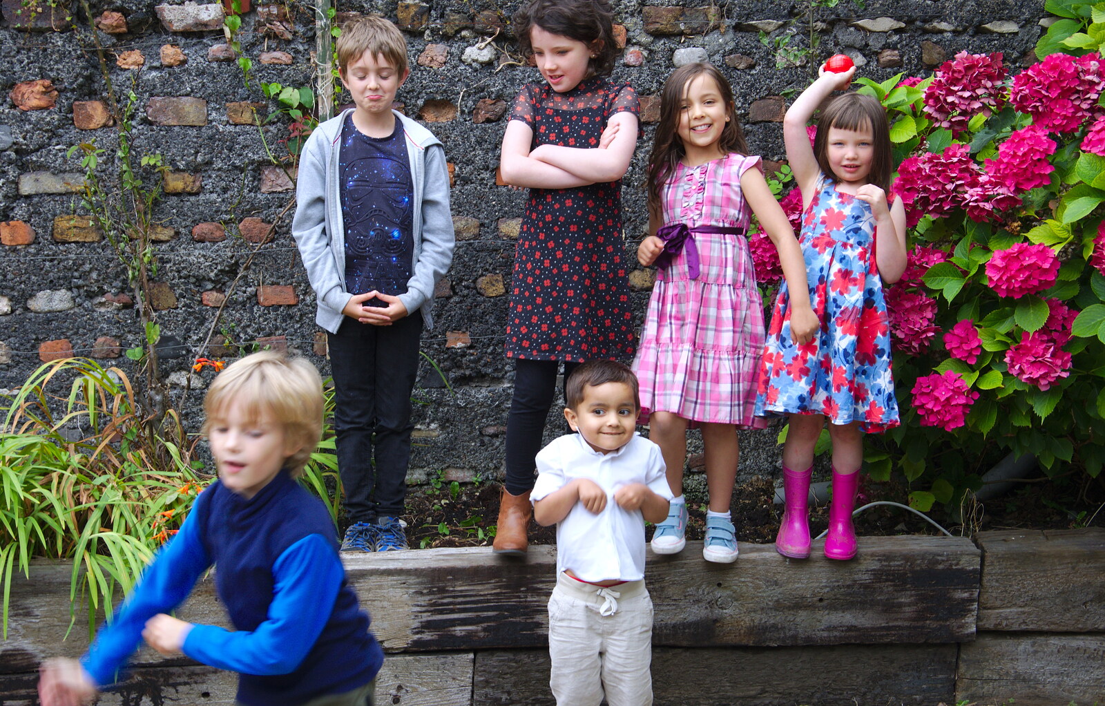 The children vaguely assemble for a photo from Jimmy and Catherina's, Ballsbridge, Dublin - 10th August 2019